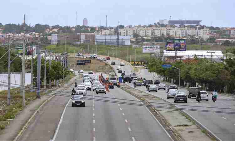 Obras do VLT bloqueiam alça de acesso da Av. Carlos Jereissati para a Av. Alberto Craveiro